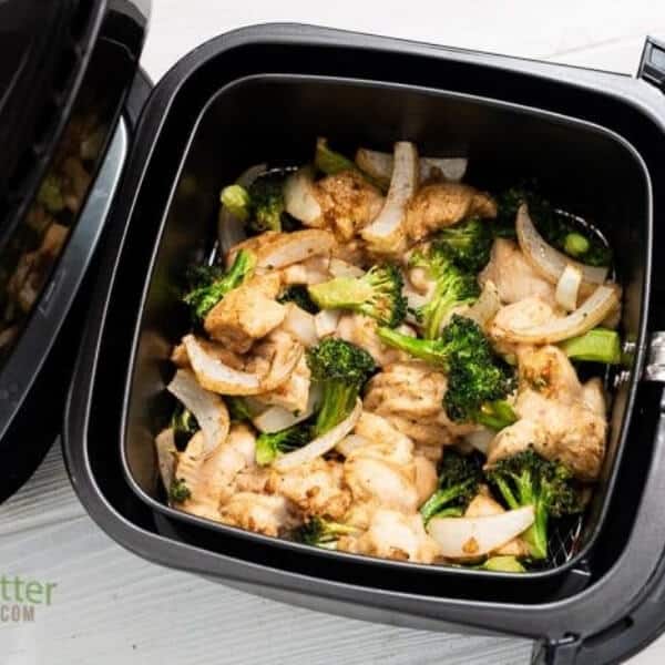 https://savvybudgetboss.com/wp-content/uploads/2021/01/air-fryer-chicken-and-broccoli.jpg